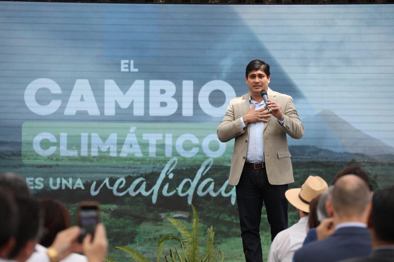 El presidente de Costa Rica, Carlos Alvarado Quesada, presentó la visión que impulsó el Plan Nacional de Descarbonización 2019-2050. Además, hoy firmó el decreto que formaliza este plan de acción que pretende hacer operativos los compromisos adquiridos ante el Acuerdo de París.