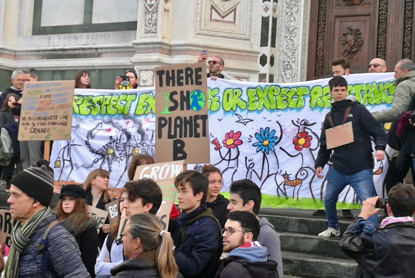 Los jóvenes florentinos se congregaron en frente de la iglesia Santa Croce, lugar donde precisamente están enterrados Galileo Galilei y Miguel Ángel.
