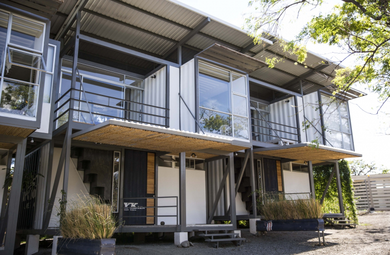 El proyecto Contenedores Franceschi se ubica en Santa Ana, unos 40 minutos al oeste de la capital de Costa Rica. El complejo residencial consiste en tres apartamentos construidos a partir de tres contenedores que fueron utilizados previamente para el transporte marítimo de mercancías. Alejandro Gamboa / Grupo Nación