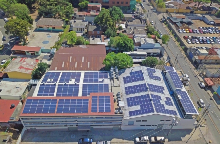 Laboratorios Farkot, en Guatemala, es uno de los proyectos piloto ejecutados por Enertiva. En total se intalaron 377 paneles solares.