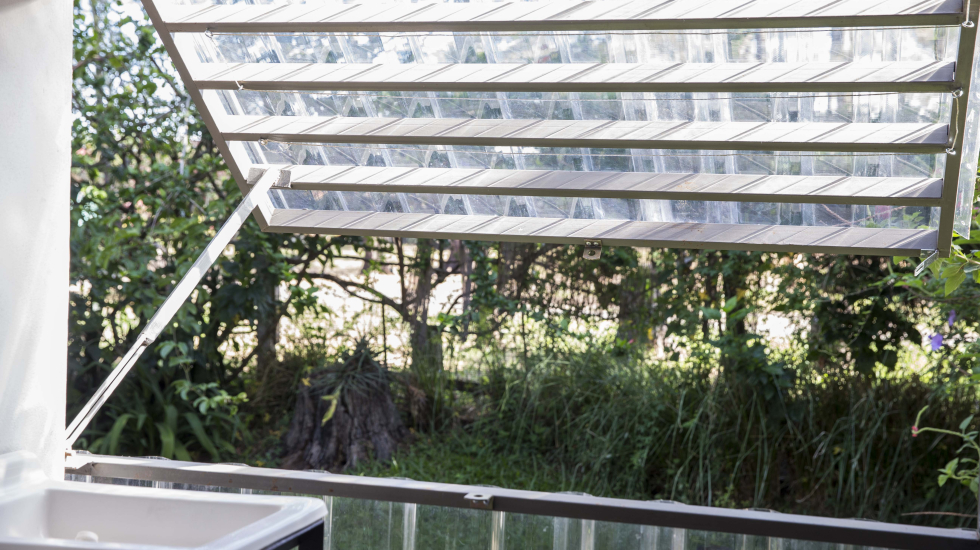 La ventana de la cocina, justo frente a la pila, también funciona como tendedero. Alejandro Gamboa / Grupo Nación