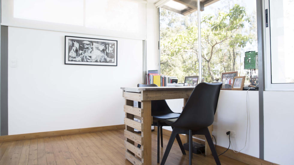 Aparte del dormitorio, en el segundo piso se encuentra un espacio que puede funcionar como sala de televisión y oficina. Esto se ve enriquecido por un amplio balcón cuya vista da a las montañas. Alejandro Gamboa / Grupo Nación