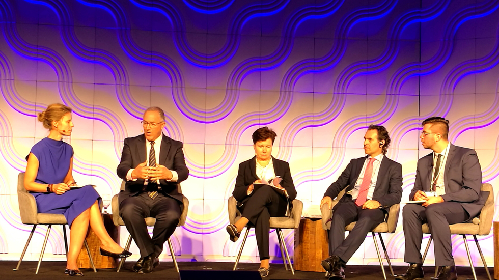 Federico Gutiérrez, sentado de cuarto de izquierda a derecha, es alcalde de la ciudad de Medellín y representante por parte de América Latina ante C40. Michelle Soto / LatinClima