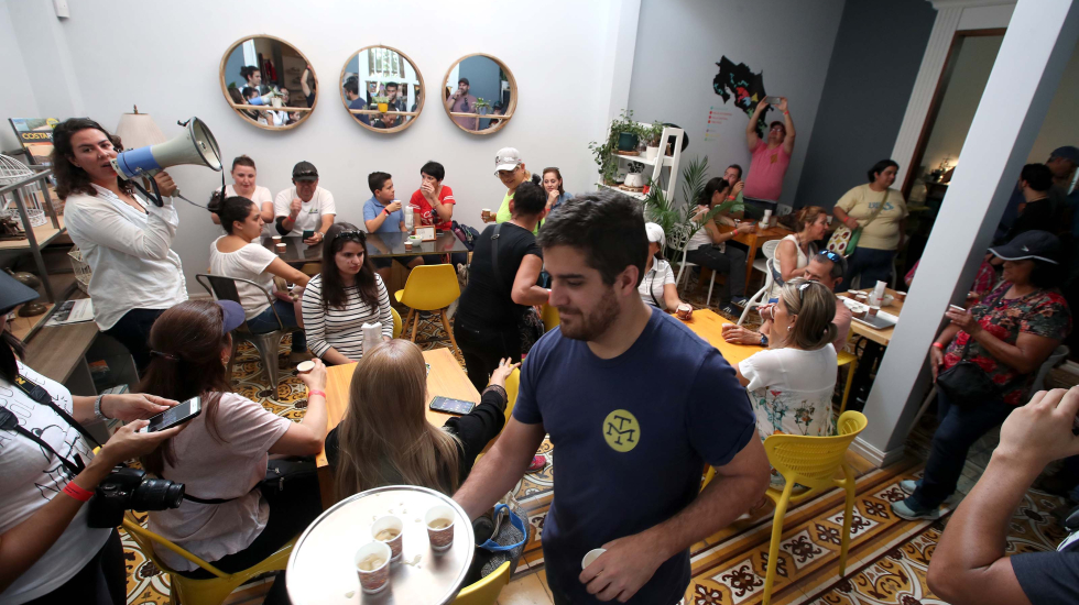 Los recorridos a pie suelen incluir la visita a un café o restaurante. De esta forma se apoya al emprendimiento y se da a conocer su labor en pro del rescate de la ciudad. Esta es una vista de Cafenauta. John Durán / Grupo Nación