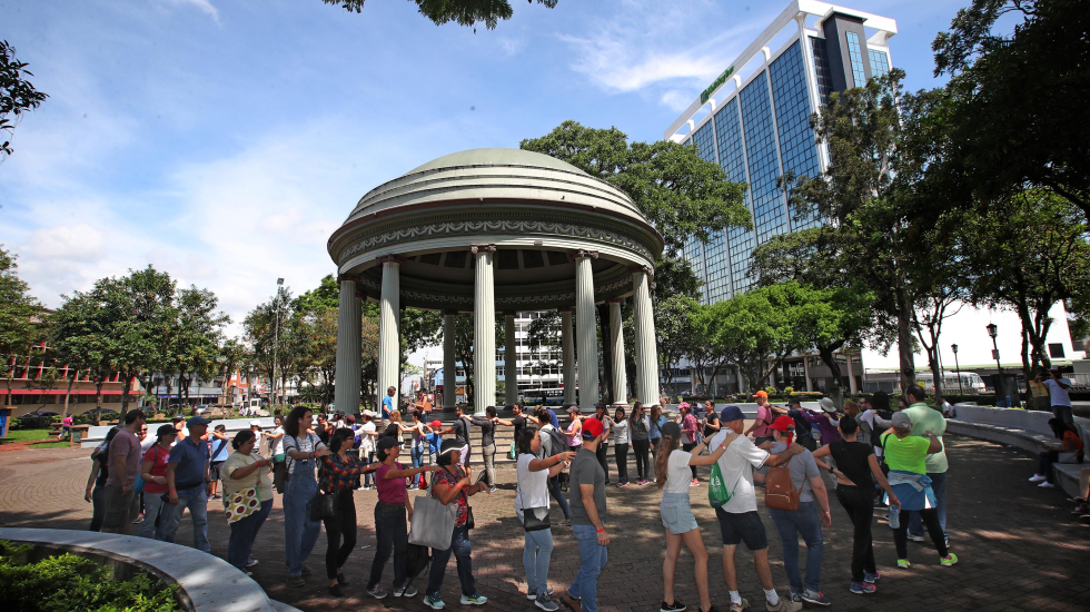El punto de encuentro para iniciar los recorridos a pie de ChepeCletas suele ser el Templo de la Música en el Parque Nacional. John Durán / Grupo Nación